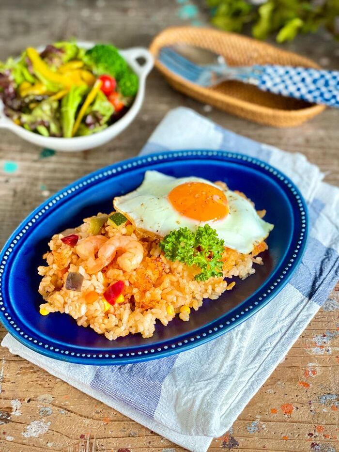 オイスターソースの隠し味で喫茶店風な味わいを再現!【エビのケチャップライス風フライパンピラフ】