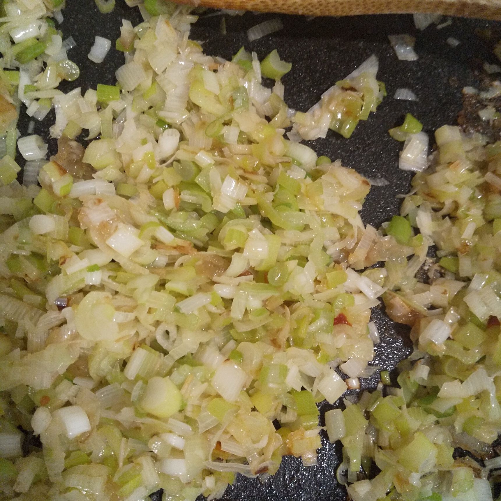 長ねぎ、生姜、にんにくを炒める。豆板醤を加える。