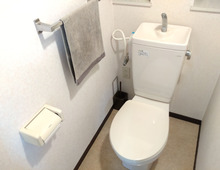 狭いトイレは「空中収納」で解決♪100均グッズを使ったトイレットペーパー収納法