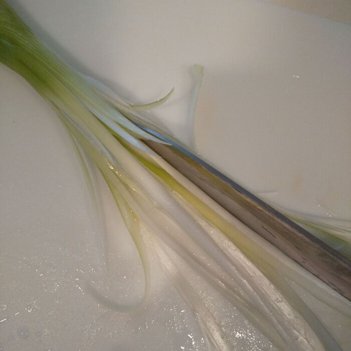 野菜を切る。