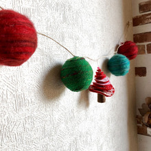 ボールでクリスマスガーランド(使わなくなったおもちゃ再利用)