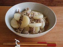 大根の季節に①大根と豚小間切肉の味しみ煮物♪