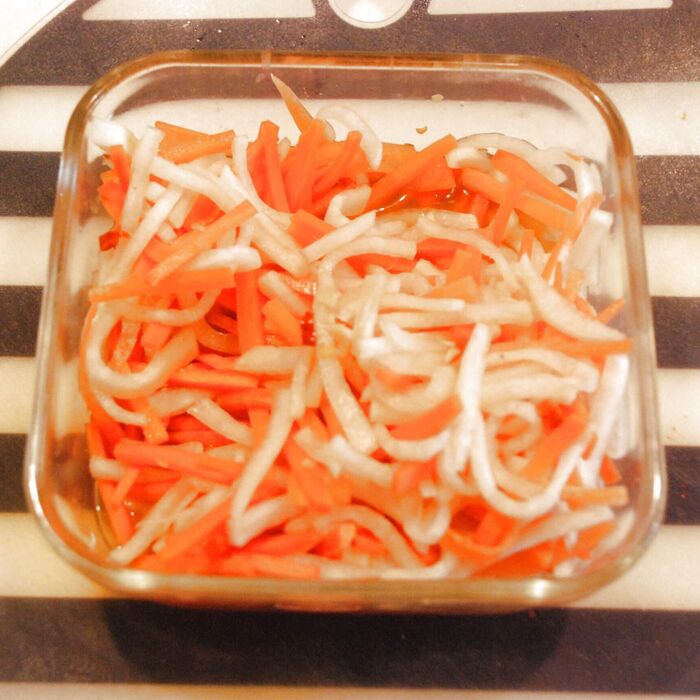 大根と人参に、ヌクチャムを和えます