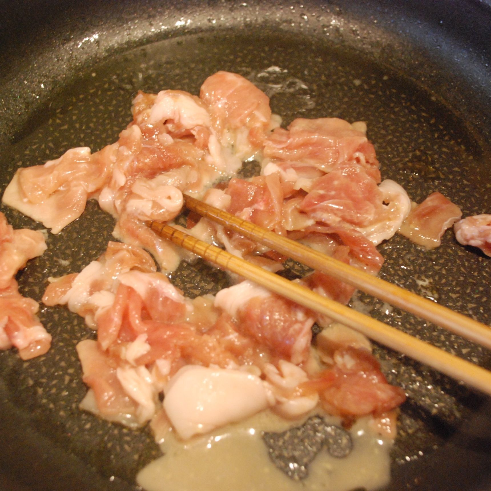 漬け込んだ豚肉小間切肉を炒めます
