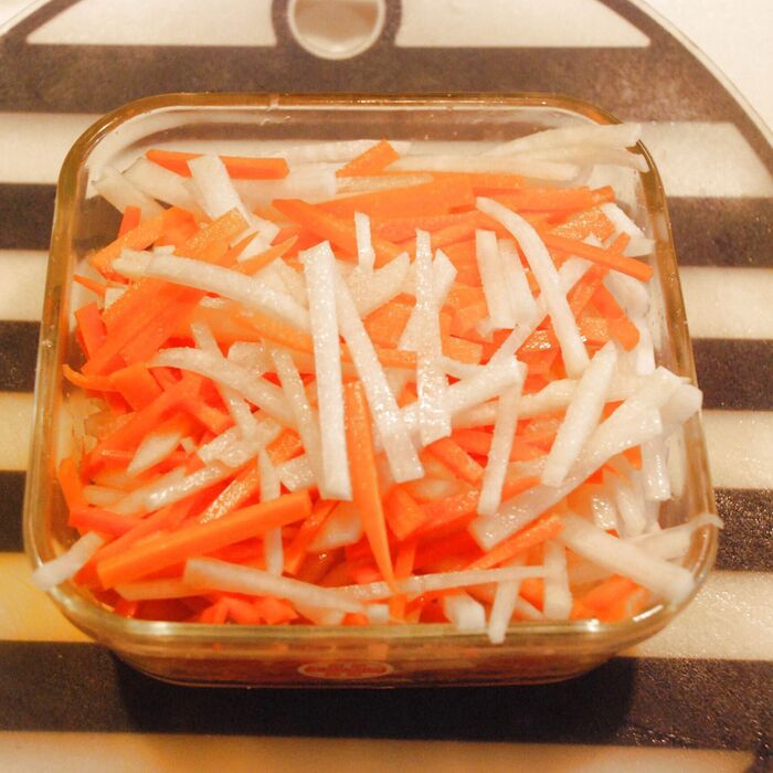 大根と人参に塩をまぶしてもみ込みます