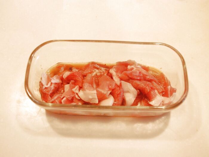 豚小間切肉を漬け込みます