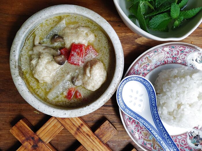 【大豆製品アレンジレシピ第8弾】豆腐えのき団子の豆乳グリーンカレー