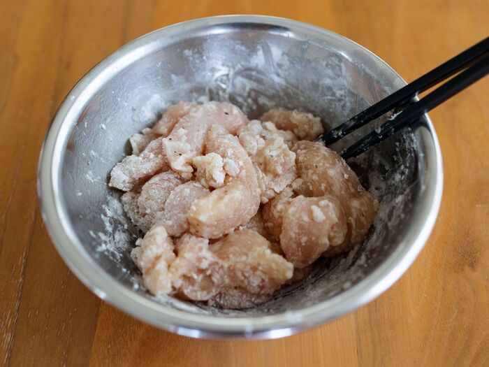 ① 鶏肉に下味をつける