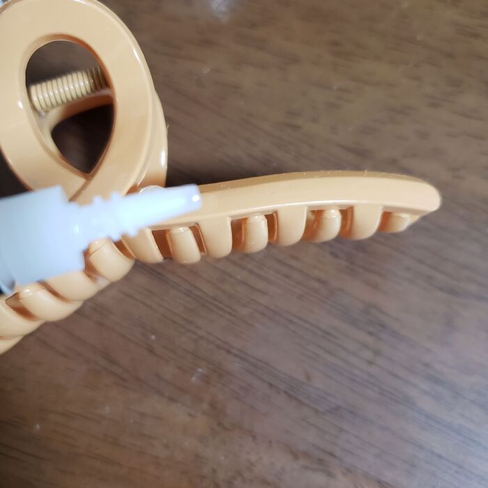 2.接着剤でパールを貼り付ける