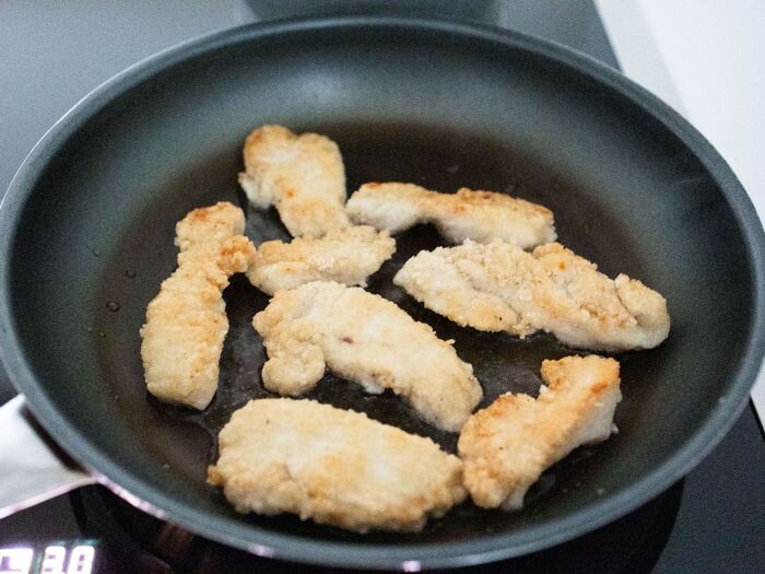 ② 鶏肉を焼く