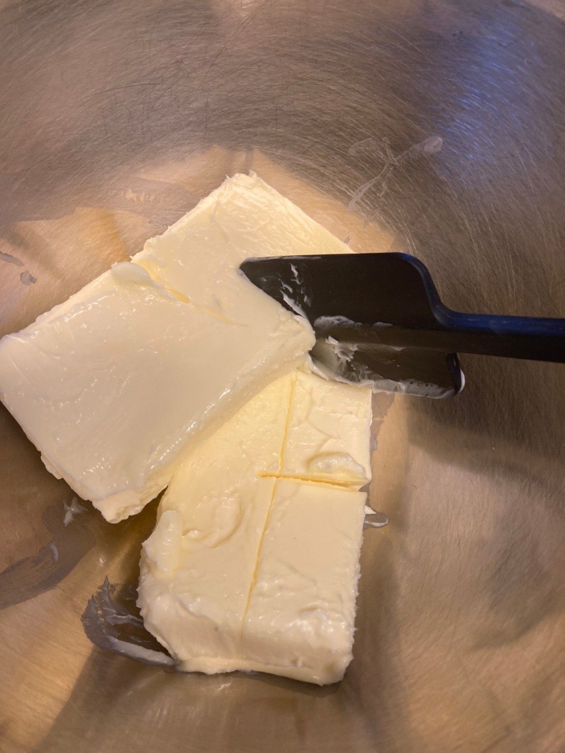 バターをマヨネーズくらい滑らかになるまでかき混ぜる