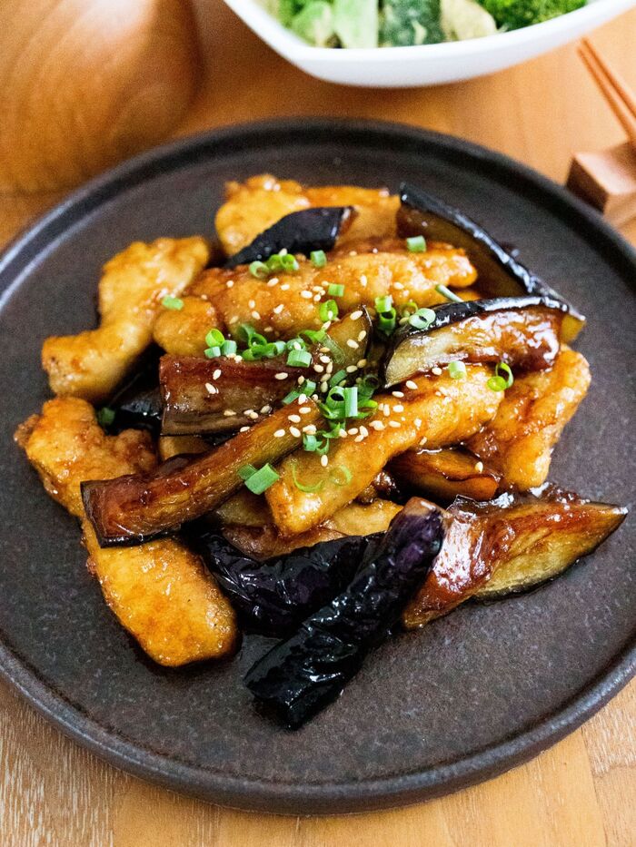 鶏むね肉となすの照り甘酢炒め【なすはトロトロ♡甘酢が照りっと絡む♬】