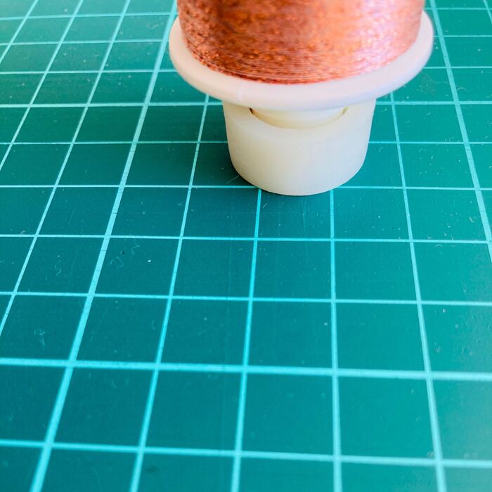 ⑤④の状態で上かた強く押し込み台座からボタンを取り出す。