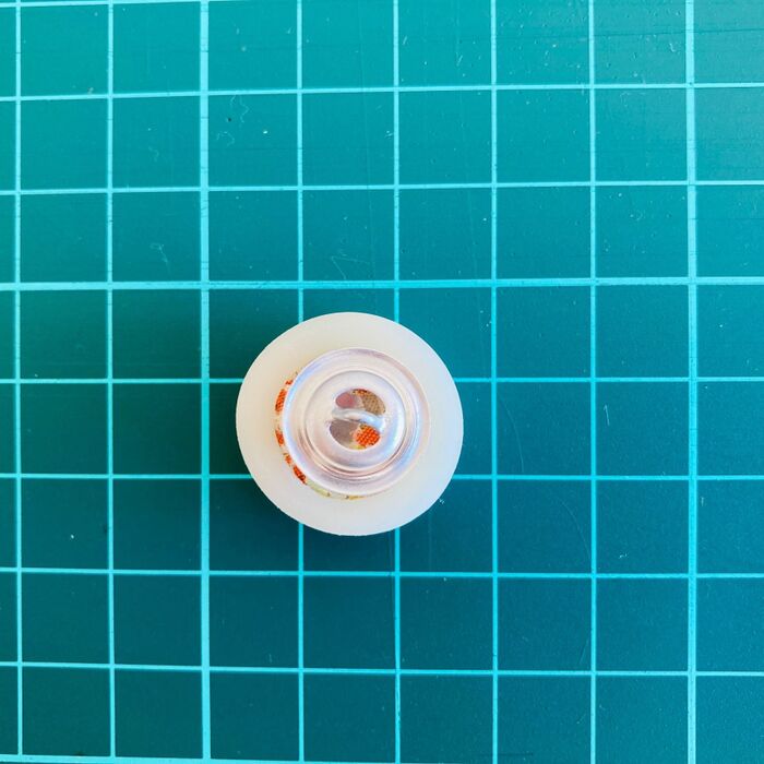 ③②の上にボタンの台座をのせる。