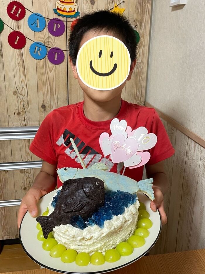 ケーキの上にゼリーを散らし、魚をのせます