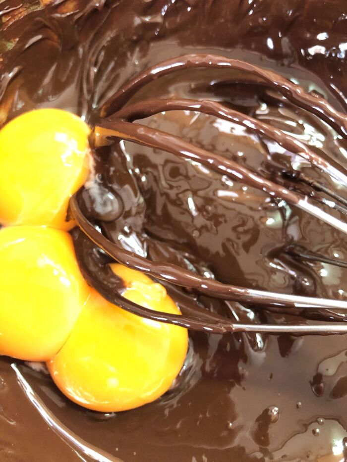 チョコレートが溶けたら黄身を混ぜます