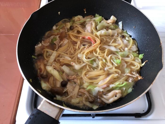 麺と具材を合わせる