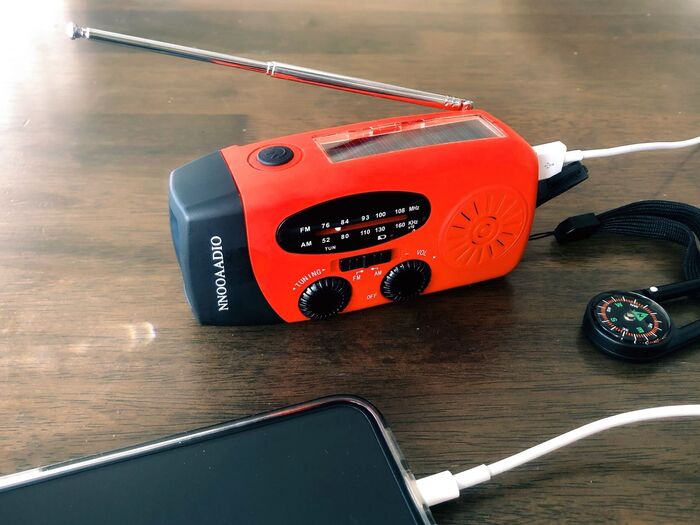 多機能防災グッズ⭐︎ラジオ兼スマホ充電兼ライト/太陽光発電で蓄電できる