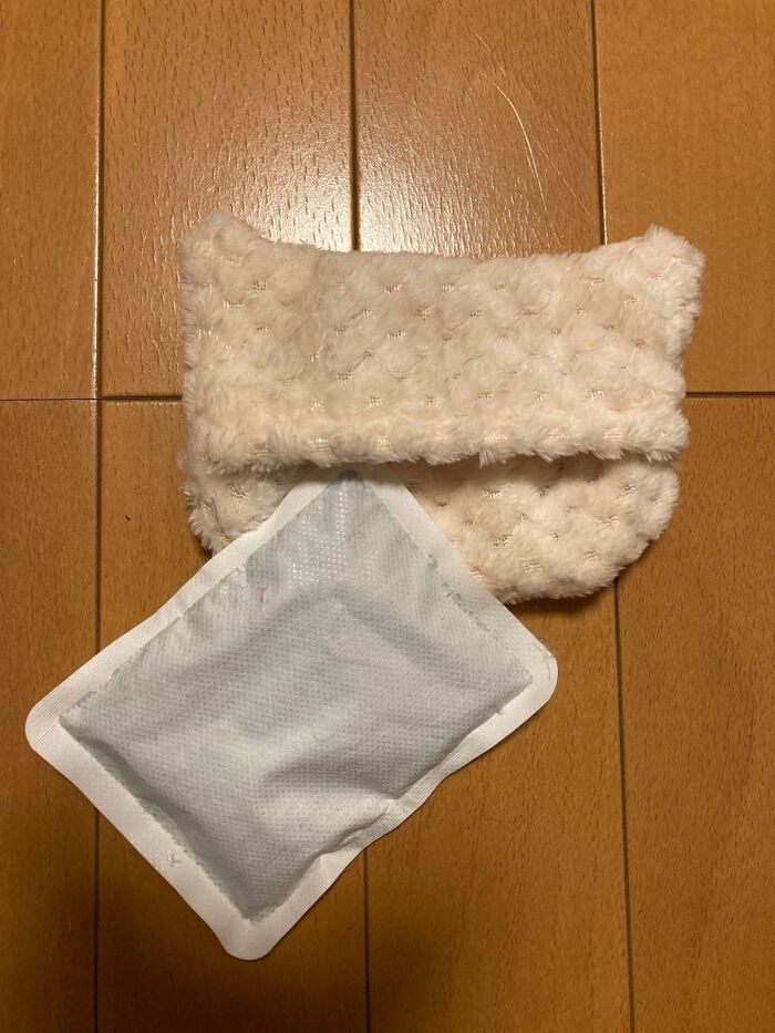 裏面からホッカイロを入れます。
