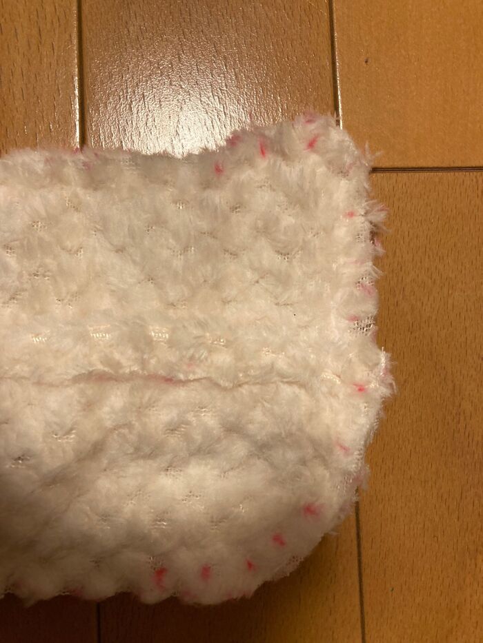 ⑤耳とほほの部分のカーブに切り込みを入れる。