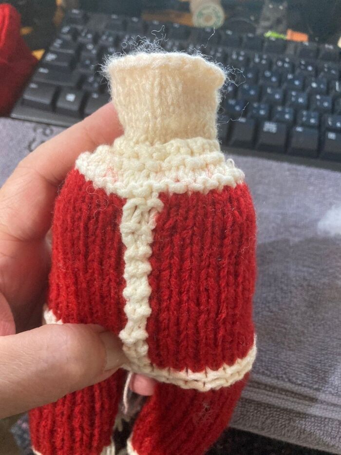 襟の裏側から目を拾って薄ピンクでお顔を編みます