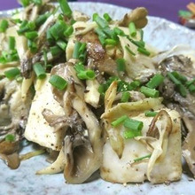 ごま油とマヨのW使いが美味しい♪ 舞茸と長ねぎとはんぺん炒め