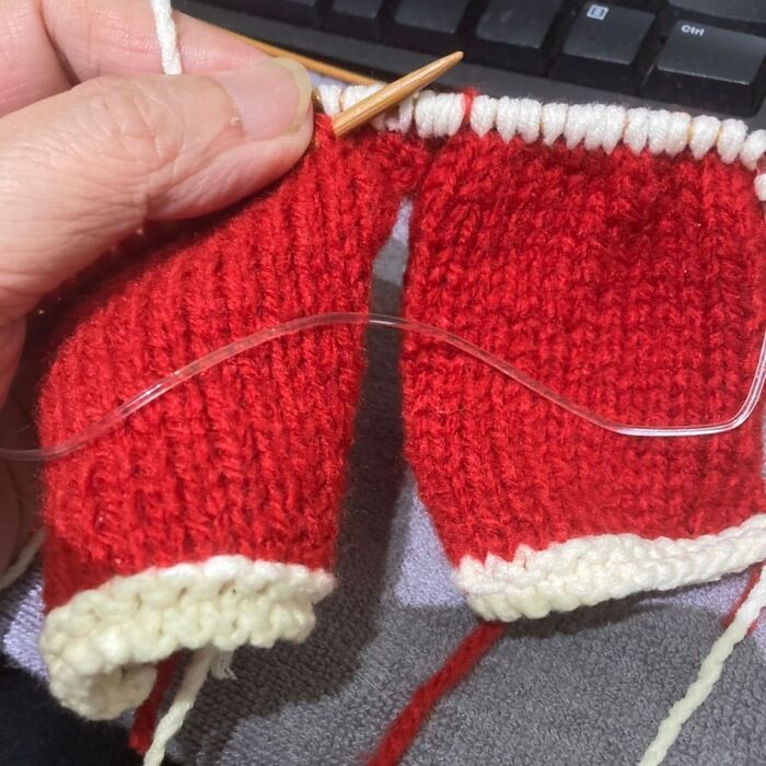 上着のすそ部分と中央の前立て部分にまた白を入れます