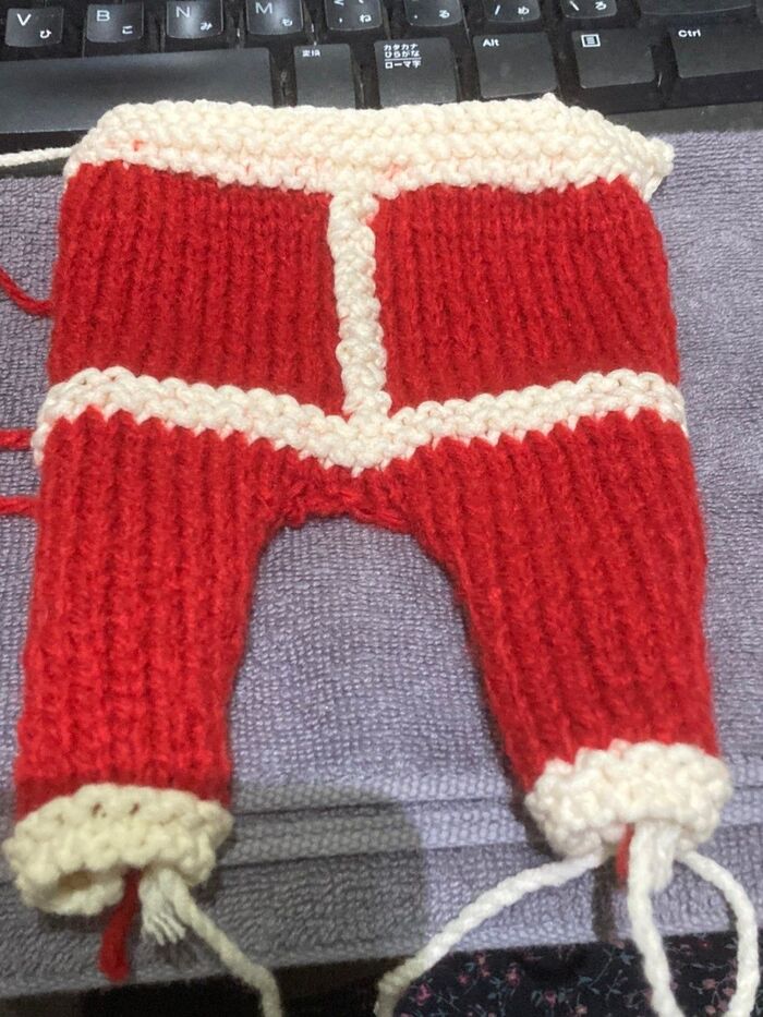 襟の部分は白を少し多く入れて留めます