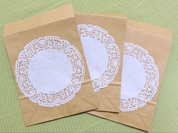 クラフトバッグにレースペーパーを貼ります