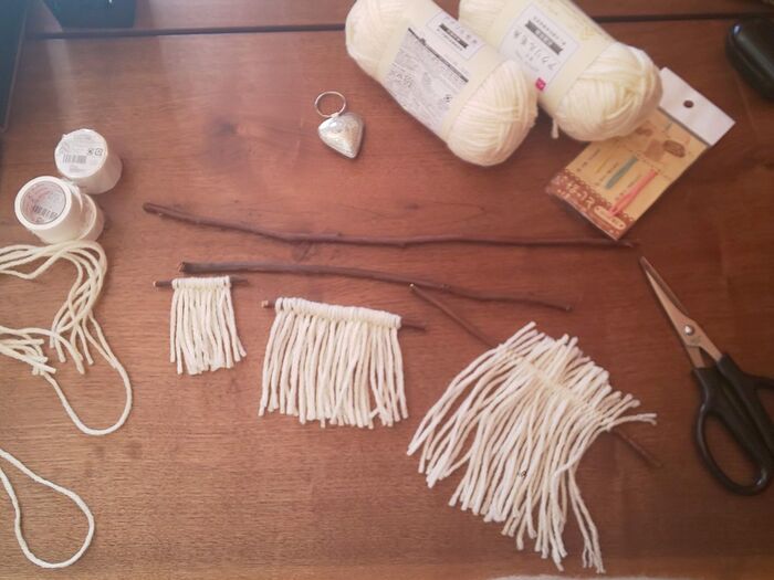 ①毛糸をカットして木の枝に