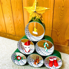 使い終わったガムテープの芯で、クリスマスツリー