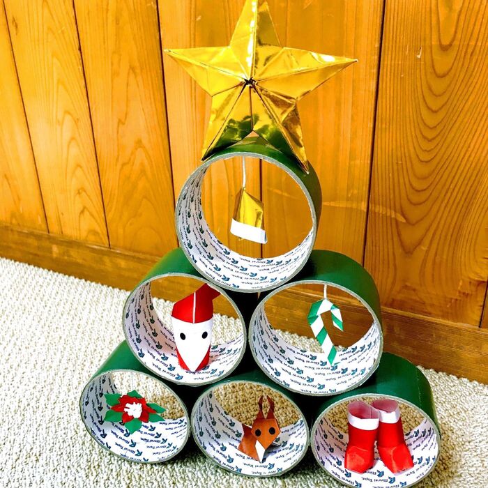 使い終わったガムテープの芯で、クリスマスツリー