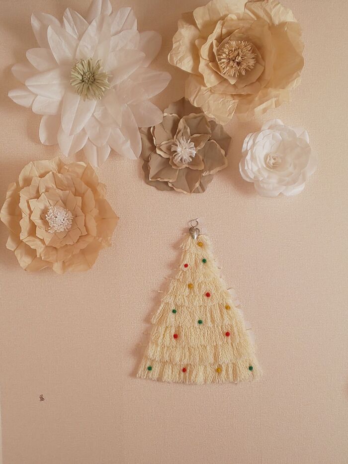 ③マステで壁に枝を貼って