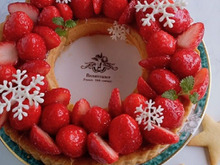 飾っておきたくなる☆たっぷりイチゴのリースタルト