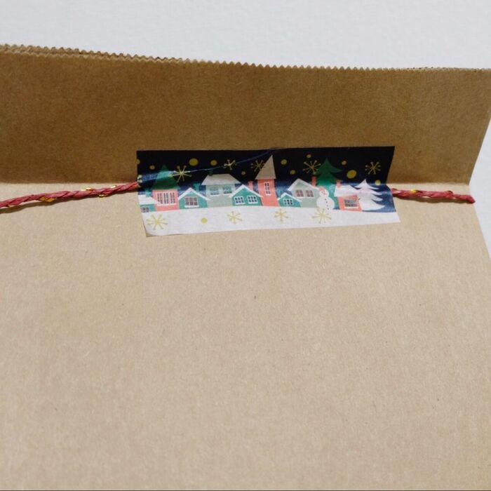 袋にヒモを付けます