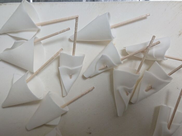 1/2カットして、コルネにして・・・・楊枝で止める!!