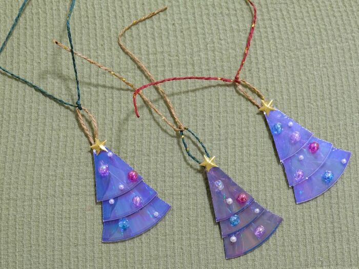 オーナメントをヒモに固定します