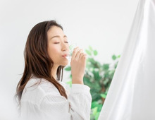 実は危険!冬の「かくれ脱水」。正しい水分補給方法を薬剤師が解説