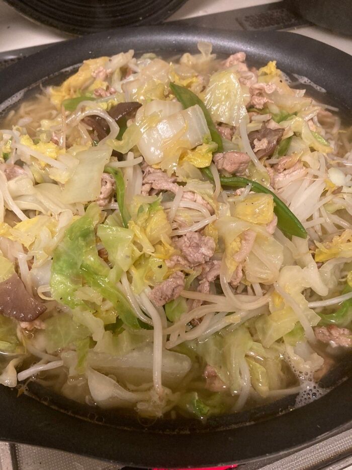 素早く麺を入れ野菜炒めをドドンと乗せる