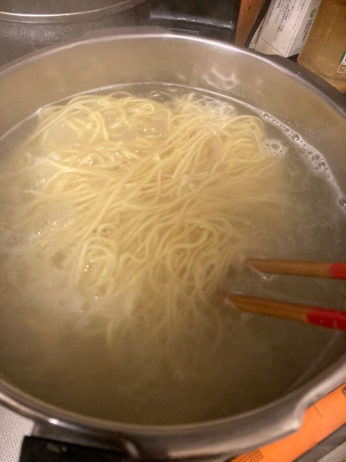 ほぼ同時進行で麺を茹で始める