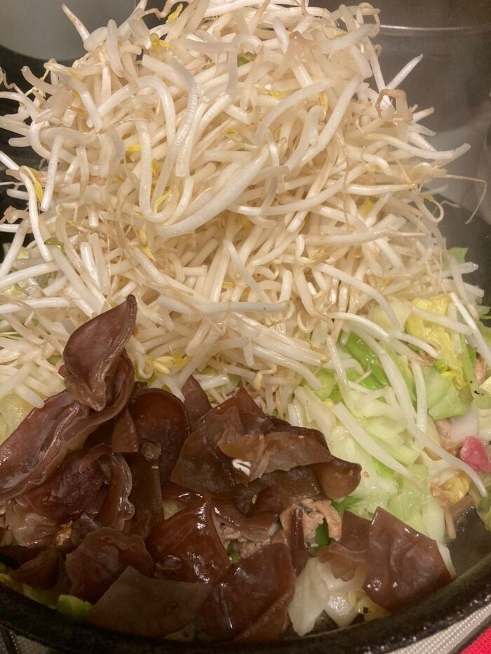 大量のモヤシときくらげを投入