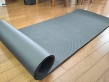 すでに3枚目を愛用中!転勤族のリビングにヨガマットが大活躍!