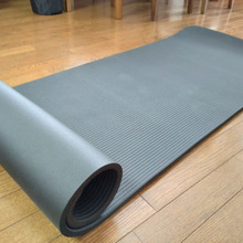 すでに3枚目を愛用中!転勤族のリビングにヨガマットが大活躍!