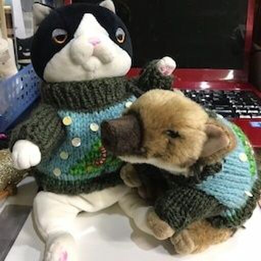プレゼントのぬいぐるみにクリスマスのセーターを編む