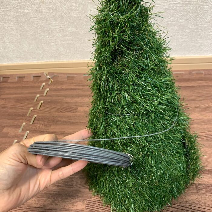 飾りをつけるための針金