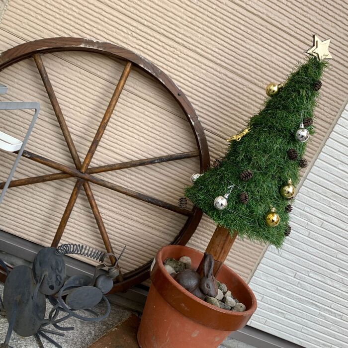 玄関先にクリスマスツリー