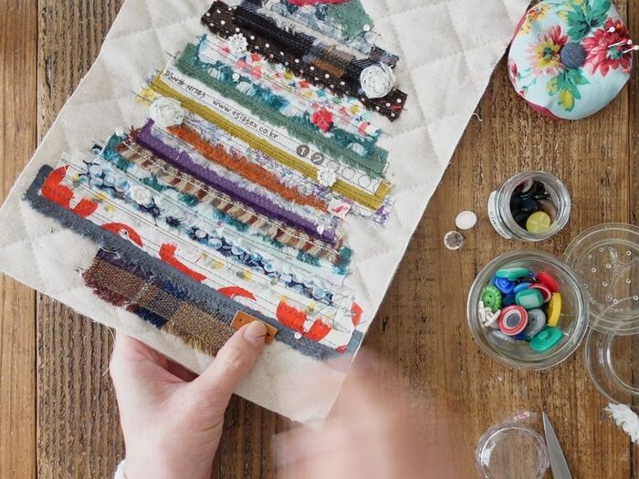 仕上げにツリーに装飾をします