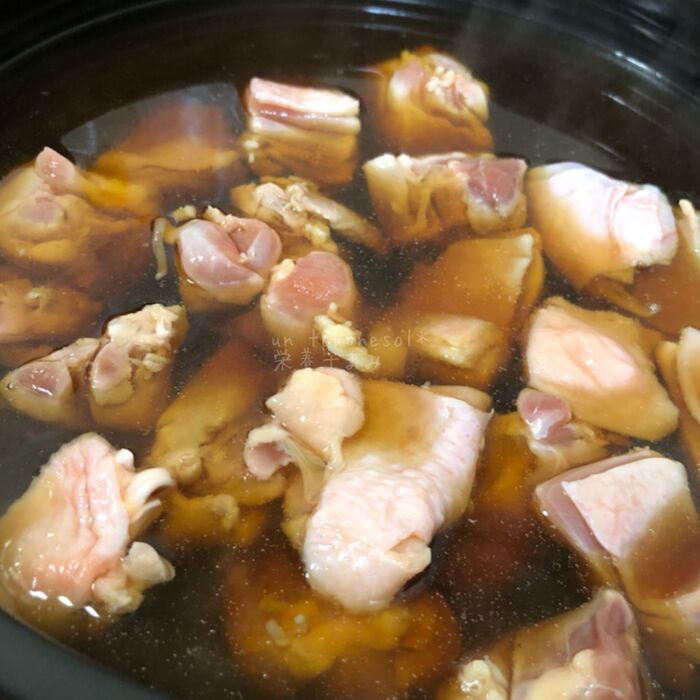 ③鶏肉を煮る