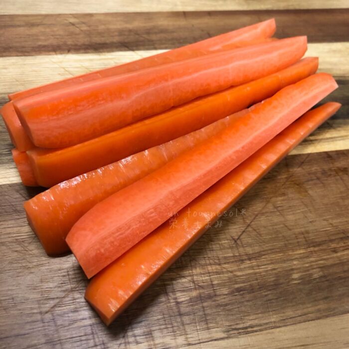 ①にんじんを切る