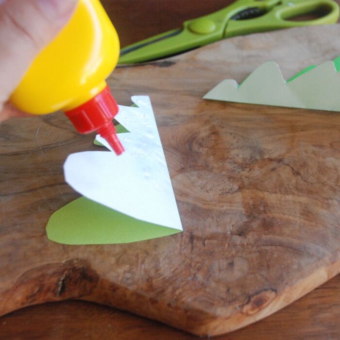 のり(接着剤)を塗ります